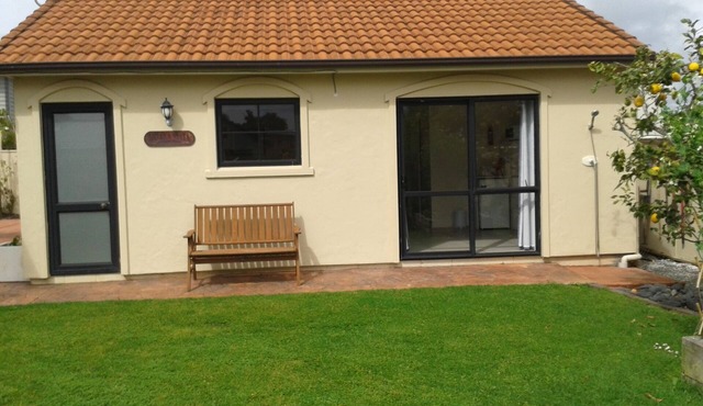 Beach Studio with King size bed, a bathroom and kitchen, off street parking