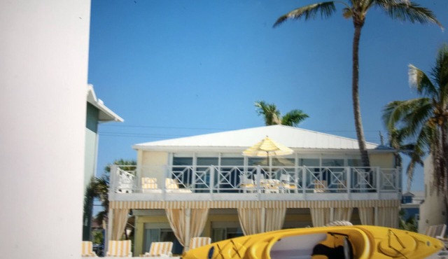 Beachfront 3 bedrooms 2 bath house . Walk out into the sand🐬