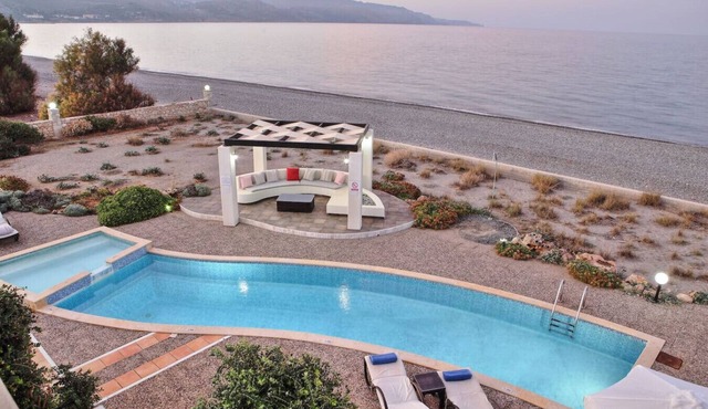 Beachfront villa w/Private Pool, ping-pong & BBQ