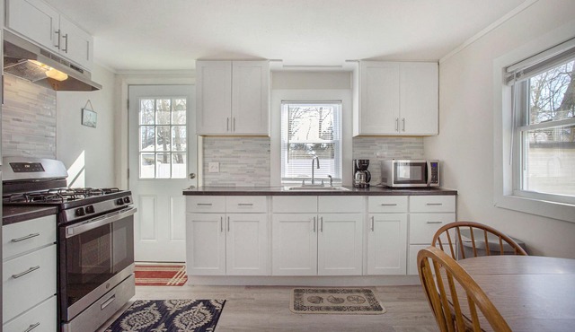 Beautiful 2 bed cottage by Coldwater Lake!