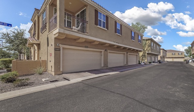 Beautiful 3 bedroom 2.5 bath townhome in heart of east Gilbert, community pool