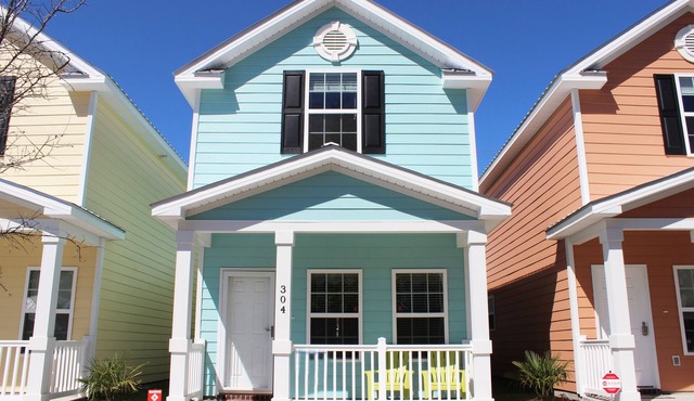 Beautiful Comfortable Townhome, One Block from Beach!
