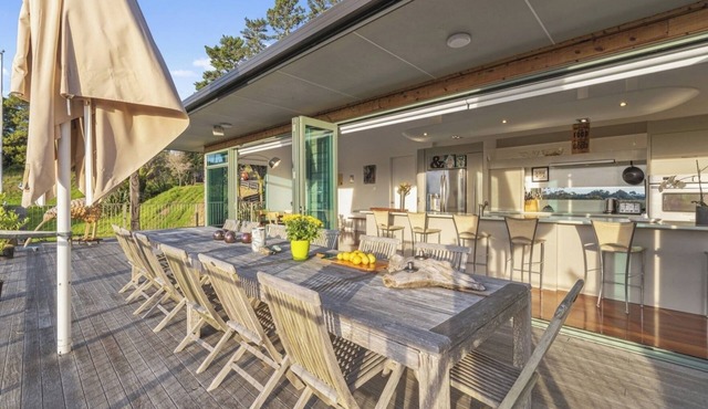 Beautiful countryside view w/huge deck - 5 min from shopping mall!