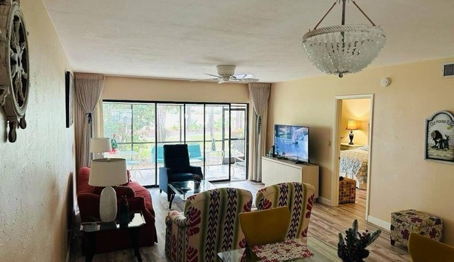 Beautiful Naples Condo, 5 miles from the beach, Close to 5th Ave. Nature Trail