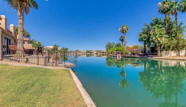 Beautiful, Newly Remodeled & Fully Furnished Townhouse on the Water!