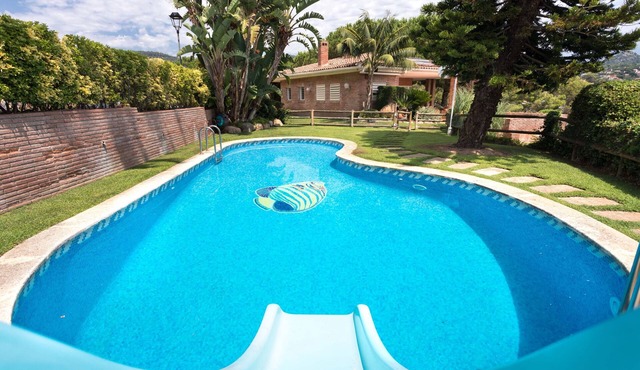 BELL RECO - Incredible garden with private pool, barbecue area, 25 minutes from Barcelona