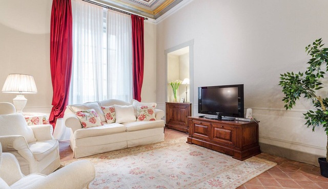 BEYOND THE EXTRAORDINARY Romantic Quiet Spacious Apartment Next to Guinigi Tower