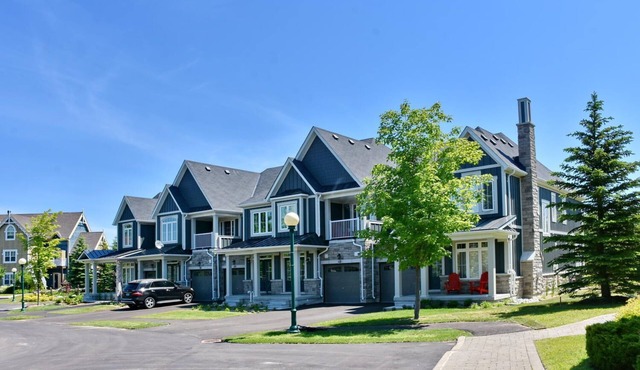 Blue Mountain Executive 3 Bedroom Town Home Sleeps 10 Located, Pool & Shuttle