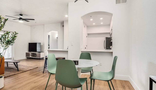 Boulevard Stays Luxe 2BR by the Stadium Pool, Parking, Gym 10