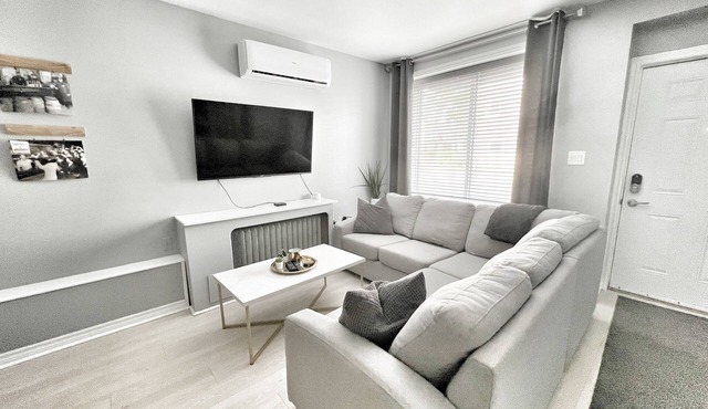 Bright & Comfortable 2BR Apartment in Windsor, ON