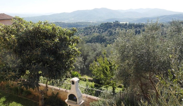 Bright house with garden and panoramic views to the south and the sea