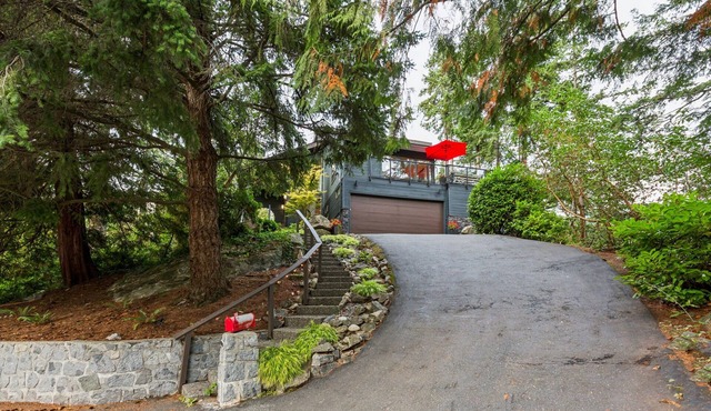 Bright open concept contemporary close to beaches, mountains. 3.5 bed, 2.5 bath