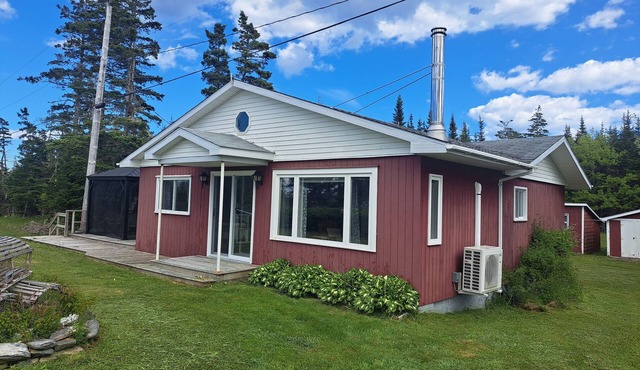Bright, Spacious Beachwalk Cottage: Ocean view, 5 minutes to sandy beaches