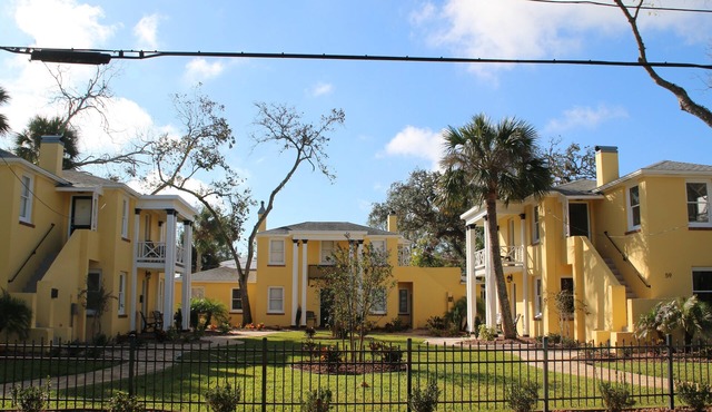 C2 Perfect location in historic city center, near beaches, patio, free parking!