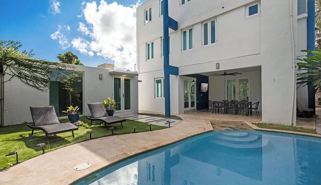 Casa Palmera Ocean Park – 7BR, Pool, Outdoor Space & Beach Nearby.