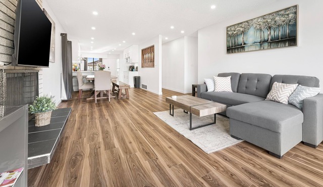 Centrally Located Spacious 6 Bedroom 2.5 Washroom Home In Vancouver
