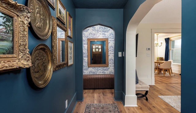 Charming 1 Bed Historical Apartment - Steps to Downtown Midland