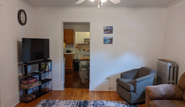 Charming 2 bedroom apartment in Calumet's Historic district!