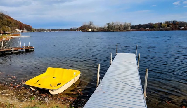 Charming 3 bed Lake house in wonderful Dowling with AC, WiFi, dock, and Kayaks.