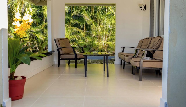 Charming 3-bedroom house with WiFi, pool, gym and private beach in St. Ann