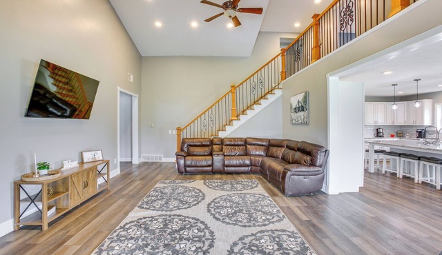 Charming 5-bedroom Cadillac Retreat W/Private Hot Tub Shared Basketball Court
