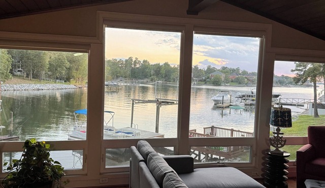 Charming Cottage 2-bedroom house located on Lake Murray SC!