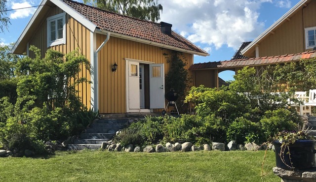 Charming cottage on horse farm with lake and sauna
