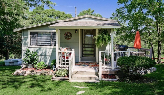 Charming cottage for two in a country setting but close to downtown.