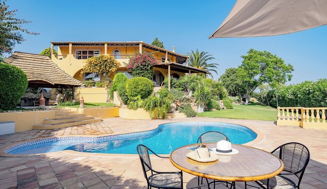 Charming family home with sea views, close to Aquashow, Airport & beaches