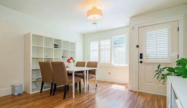 Charming Garden-Level Suite in Dunbar | Sleeps 4 | Private Entry