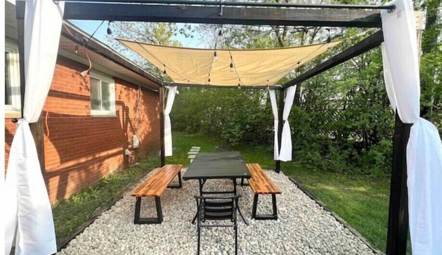 Charming Mid Century 2-Bedroom with Parking 1 Mile From The Big House & Downtown