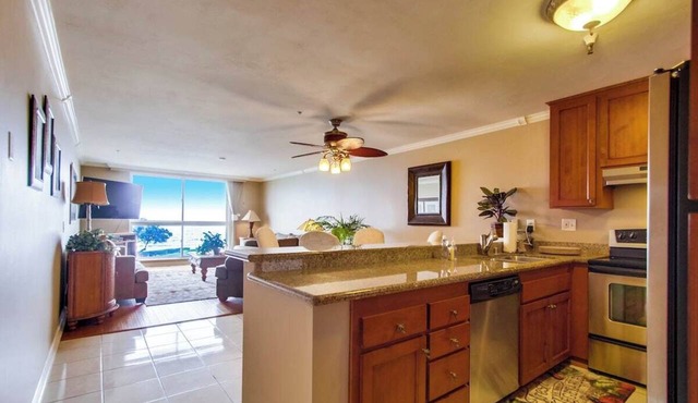 Charming Oceanfront view condo, pool, and parking