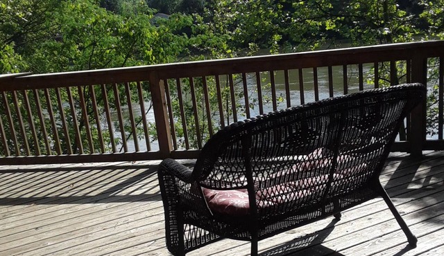 CHARMING RIVER COTTAGE NEAR GRAND OLE OPRY & DOWNTOWN