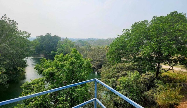 Charming studio with views of the Mopan River in peaceful Bullet Tree Falls