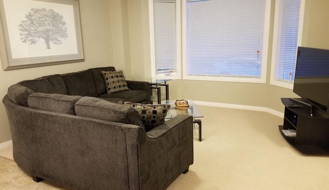 Close to Downtown. 5bedrms with 2 full kitchen and 2 laundry facilities