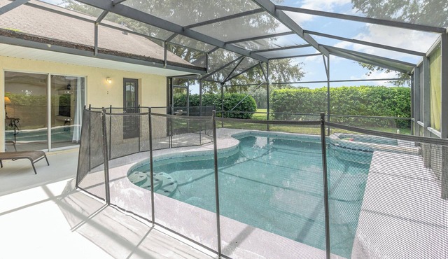 Close to Shops, Theme Parks & Restaurants with Pool, Spa & Games Room (16026)