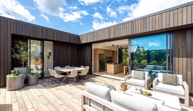Coastal living with a hot tub and just 100 metres from Onetangi Beach