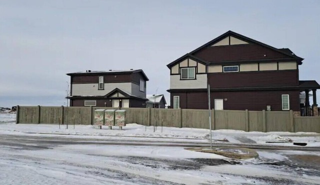 Comfortable 3 BRMs 2.5 BTH Home & garage parking