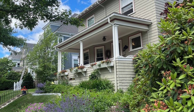 Comfortable 4-bedroom house 20 minute drive to the Boston Commons.