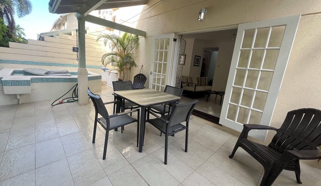 Comfortable Holiday Home with Pool in Perfect Location : Miami Beach + Freights