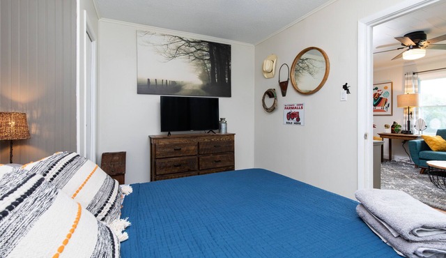 Comfy Dog Friendly Cottage w/Large Fenced Yard