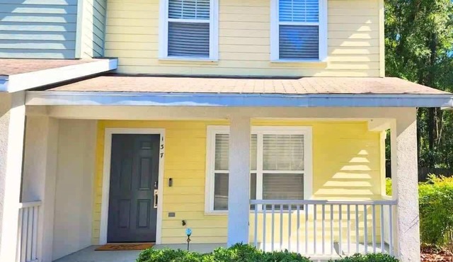 Comfy Town Home - Private - Right off Highway