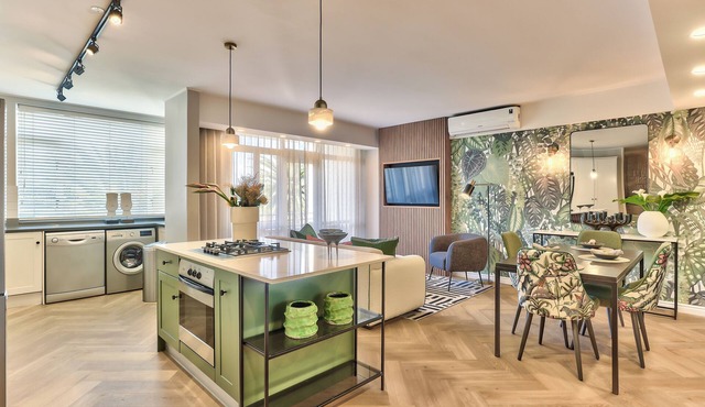 Contemporary 1 Bedroom Apartment in Gardens, with parking & WiFi