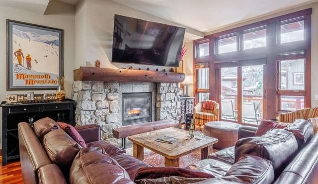 Contemporary Ski Townhome! Private Hot Tub! Close to Eagle Lodge!