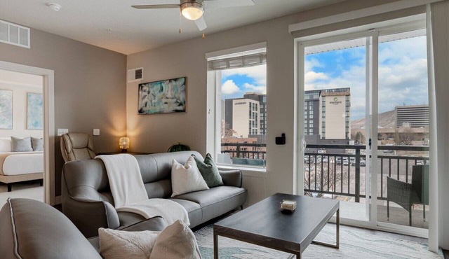 Convention Ctr Lux 2BR Pool,Htub,Gym,Theatre,Pkg
