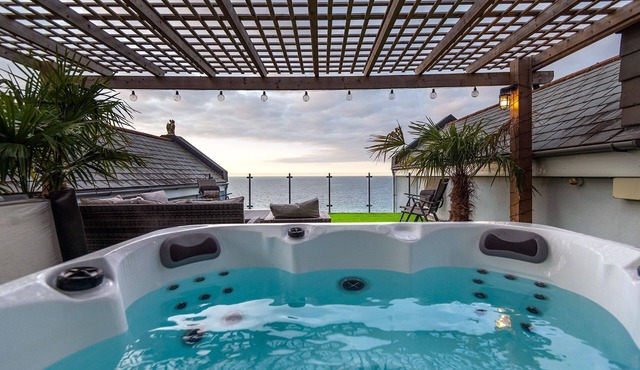 Cormorant - Beachside House with Terrace Hot Tub & Stunning Views