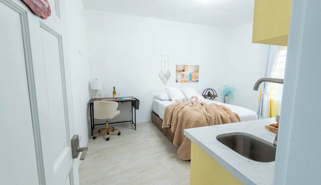 Cottage Sunset – Charming Cozy Space, 5 Minutes to Shoal Bay Beach