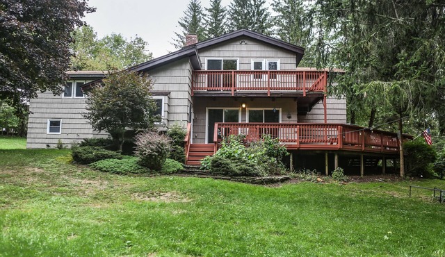 Country Escape! 5 bed/5bath, 2 acre pond, pool/Foosball tables, Fire pit, Sauna