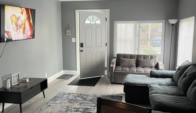 Cozy 2 bedroom house in peaceful Bay City, great location