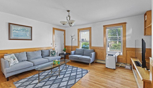 Cozy 6 bedroom Entire house in Malden with free parking and WIndow AC